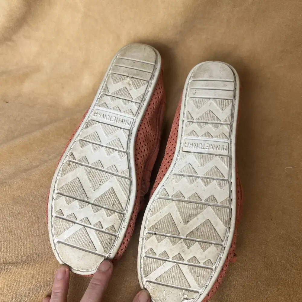 Minnetonka Moccasins Lisa SZ 8 Suede Perforated Pink Melon White Rubber Sole
